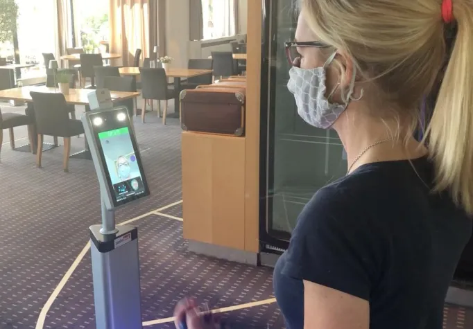 Bild: Künstliche Intelligenz unterstützt Einlasskontrolle bei Maskenpflicht