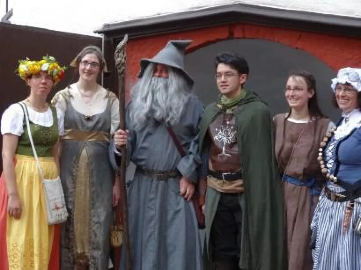 Gewandete Gäste beim Tolkien Thing (Bild von Sebastian Kleinen)