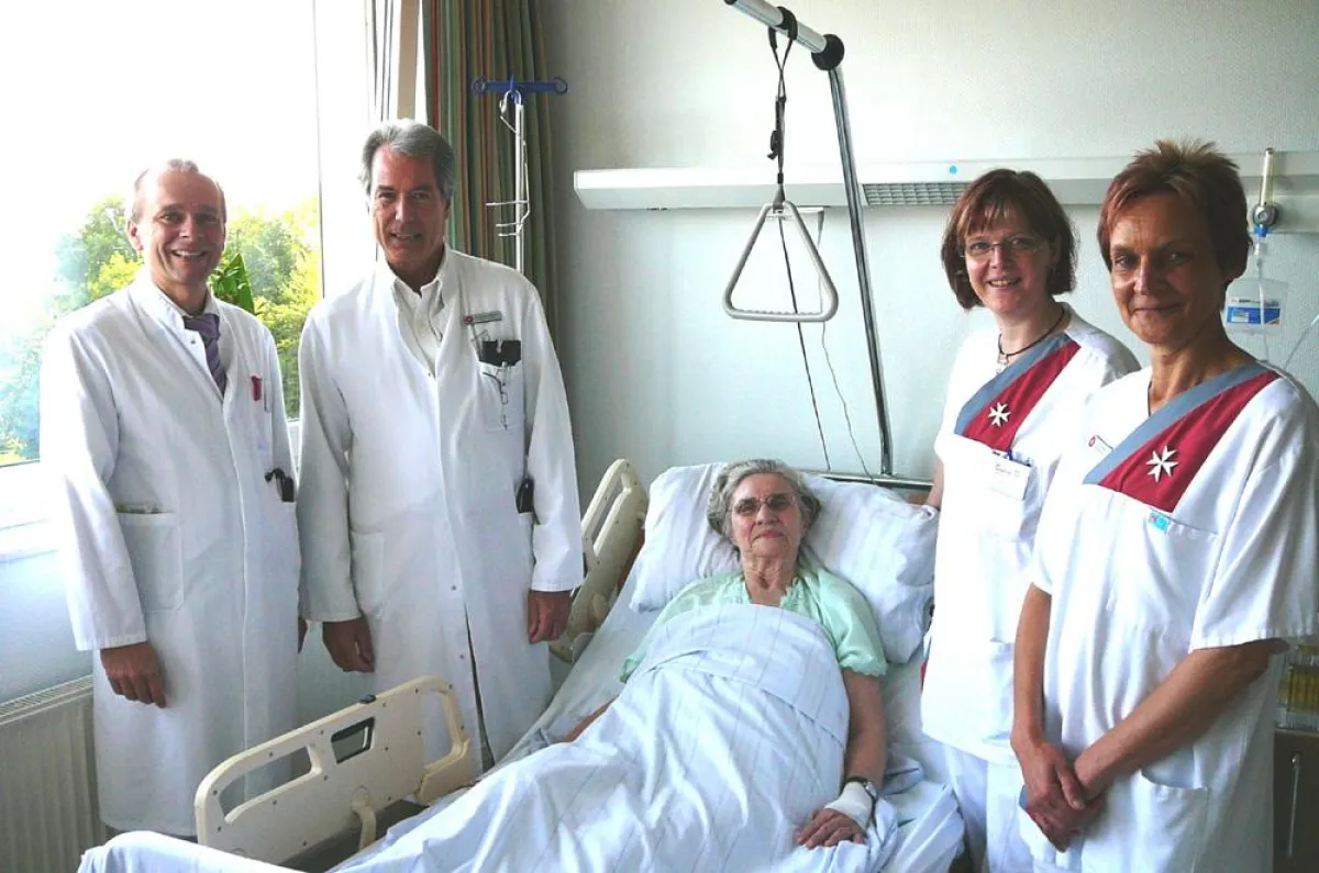 v.li.n.re: Dr. Holger Duwald, Chefarzt Innere Medizin; Dr. Jürgen Bertram, Ärztlicher Direktor; Eleonore Gniesmer, Patientin; Ute Kohn, Leiterin der Aufnahme und Case Managerin; Karin Peter, Entlassun