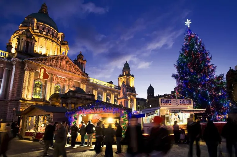 Bild: Weihnachtsmärkte in Dublin und Belfast - Von Wikinger-Weihnachtsmännern und Straußen-Burgern