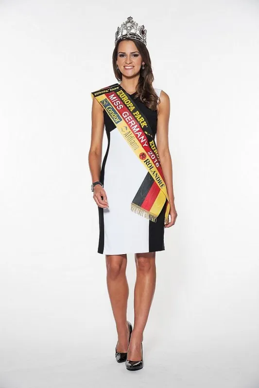 Miss Germany 2016 Lena Bröder in Mode von Joseph Ribkoff (Foto: © by MGC_Filipe Ribeiro)
