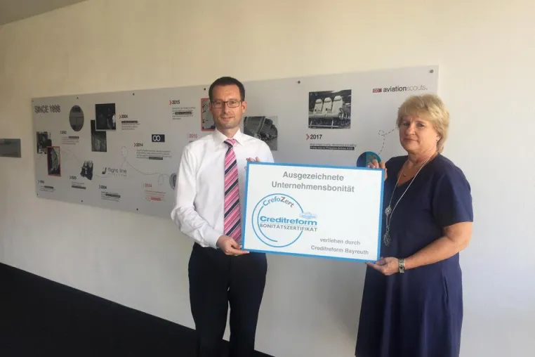Bild: aviationscouts GmbH aus Lichtenfels wird zum dritten Mal mit dem CrefoZert ausgezeichnet