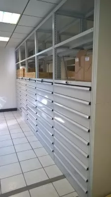 Eine Einrichtung im total white look von Schubladenregalen SYSTEM SR. Bild: Eine Einrichtung im total white look von Schubladenregalen SYSTEM SR.