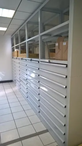Bild: Eine Einrichtung im total white look von Schubladenregalen SYSTEM SR.