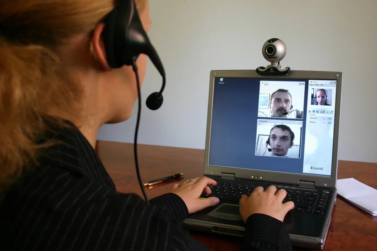 Mit virtuellen Videokonferenzen können Mitarbeiter einer Firma weltweit miteinander kommunizieren, ohne Reisekosten zu verursachen. Mit der Livedemo-CD kann die Videokonferenzlösung DeskVC nun unkompl