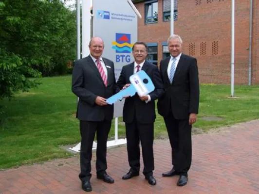 Bild: Schlüsselübergabe an die Wirtschaftsakademie