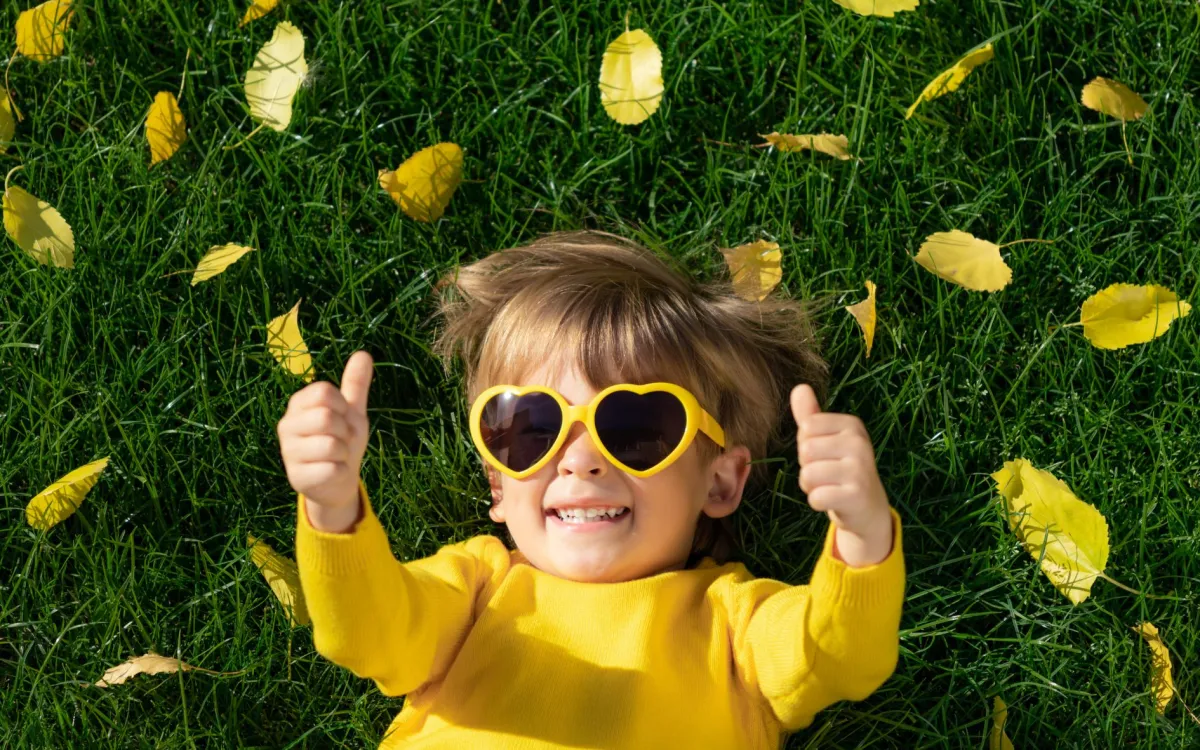 Day of Play: Kindheit genießen, frei spielen, Sonne tanken. (© Erstellt mit Canva)