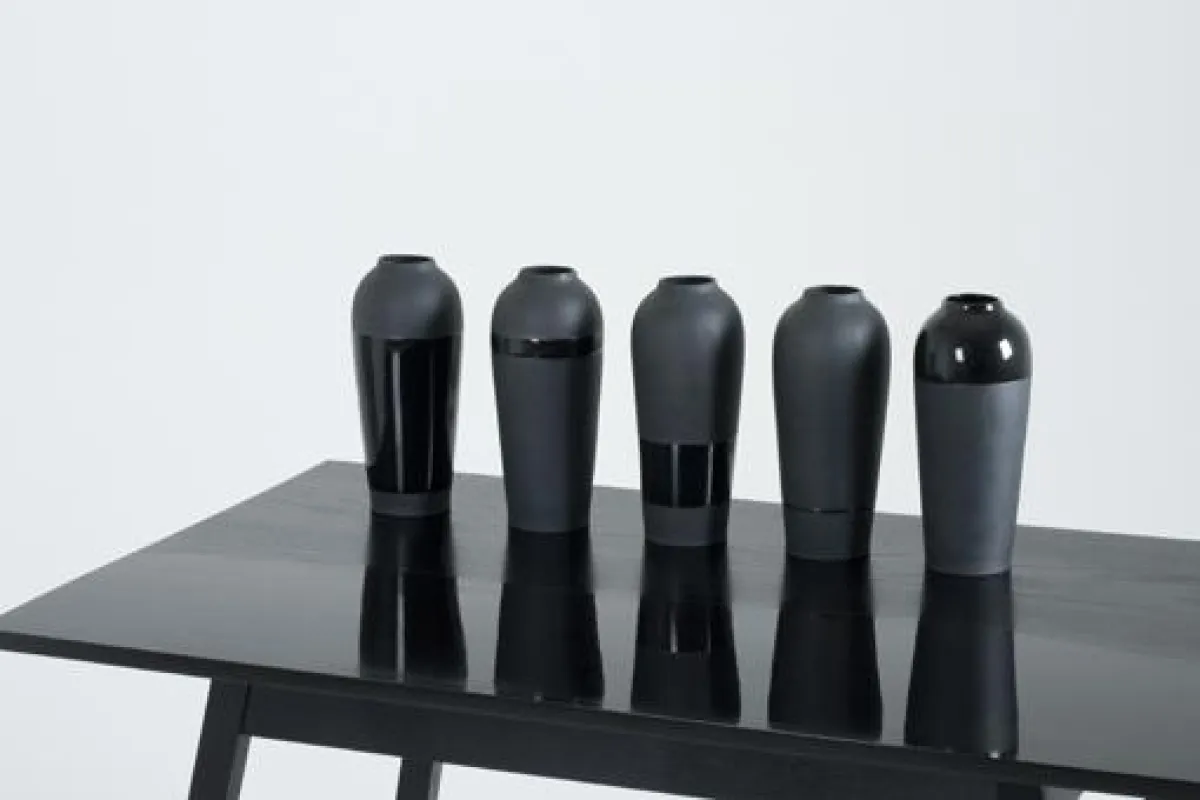 Schwarz ist nicht gleich Schwarz: Das Design Kollektiv ECLECTCOLLECT spielt in Ihrer Kollektion 