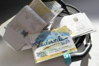 Reisen mit Kindern im E-Auto. Ladezeiten und immer wieder die Frage: "Wie lange dauert es noch?" Bild: Reisen mit Kindern im E-Auto. Ladezeiten und immer wieder die Frage: "Wie lange dauert es noch?"