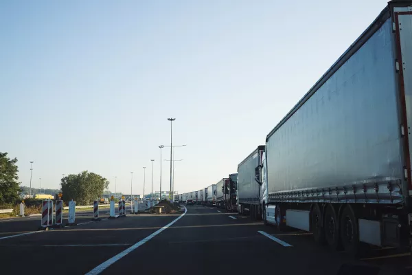 Bild: Sicher und effizient: Alles, was Sie über Gefahrguttransporte nach Turkmenistan wissen müssen