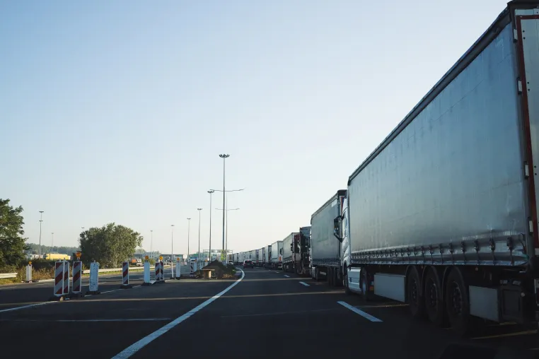 Bild: Sicher und effizient: Alles, was Sie über Gefahrguttransporte nach Turkmenistan wissen müssen