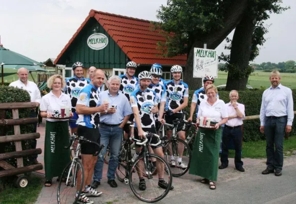 Radsportteam des Landkreises Osterholz fährt ab sofort im Kuhfelldesign Bild: Radsportteam des Landkreises Osterholz fährt ab sofort im Kuhfelldesign