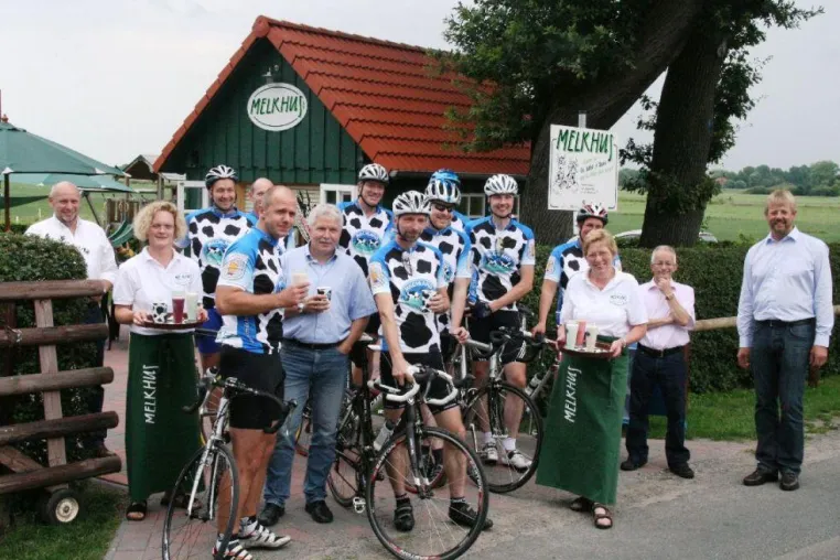 Radsportteam des Landkreises Osterholz fährt ab sofort im Kuhfelldesign Bild: Radsportteam des Landkreises Osterholz fährt ab sofort im Kuhfelldesign
