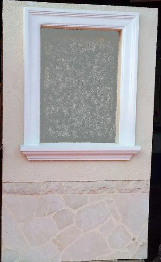 Fassade mit Natursteinsockel und klassisch eleganten Stilelementen für Fenster und Türen