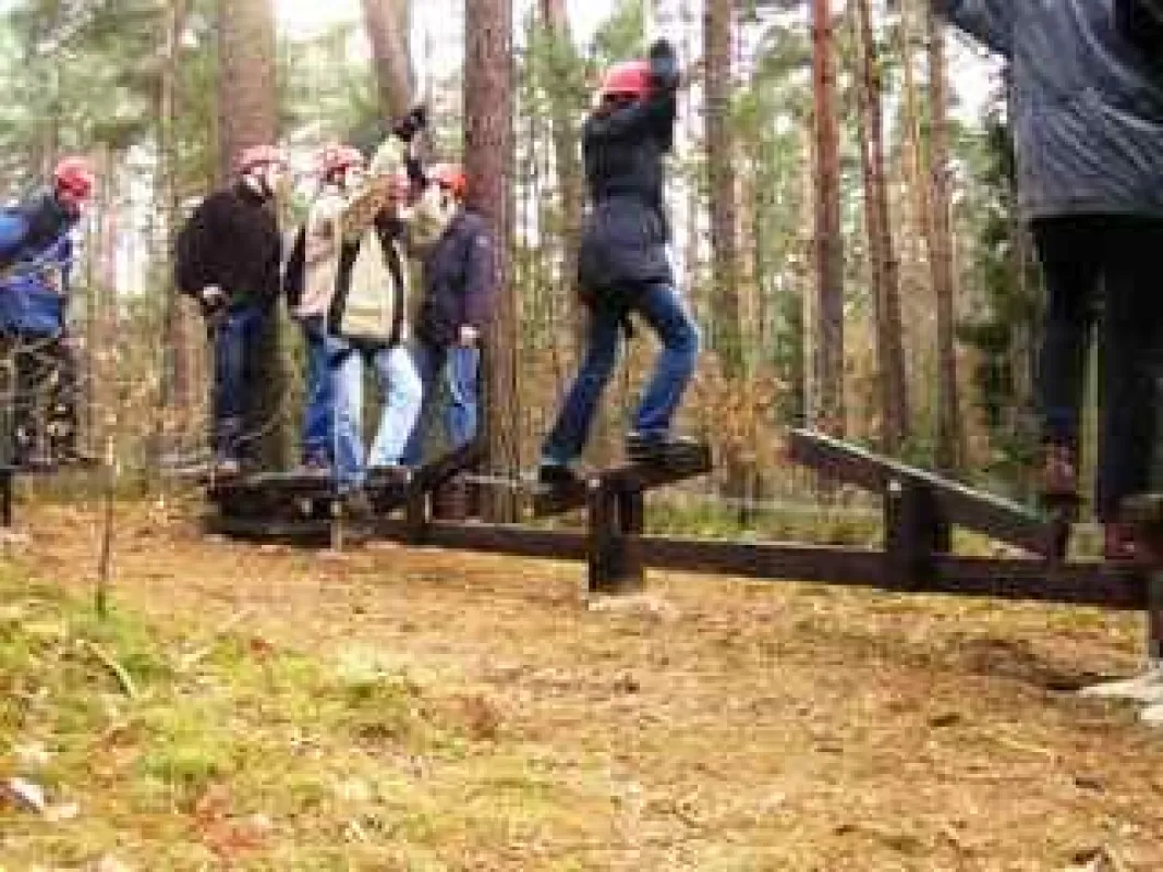 Der Mohawk-Walk auf dem Ellernhof erfordert Teamverhalten und viel Geschicklichkeit.
