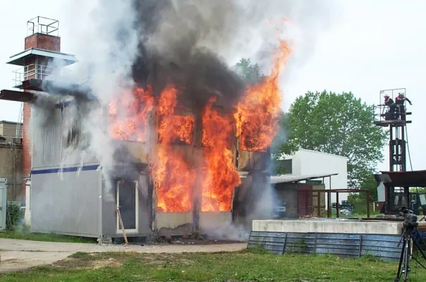 Bild: Bürocontainer haben Feuerprobe bestanden