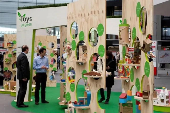 „Toys go green“: PEFC-Siegel steht für nachhaltige Spielwaren Bild: „Toys go green“: PEFC-Siegel steht für nachhaltige Spielwaren