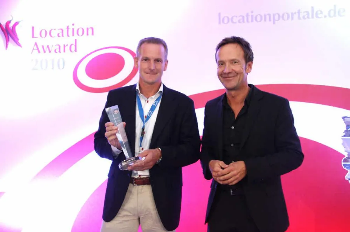 Jurymitglied Michael Hosang überreichte 2010 den Award der Kategoriie Mobile Locations an De Boer Vorstand Arnout De Hair