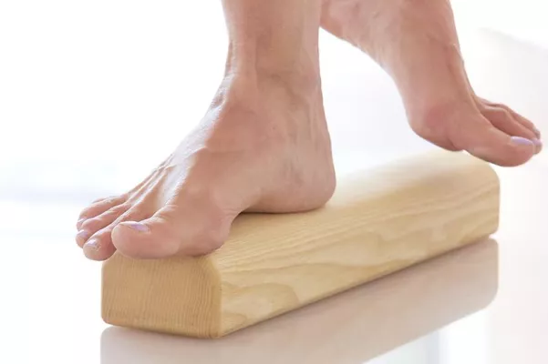 Bild: FUSSRETTER®: Trainingsgerät bei Hallux Valgus, Knick-, Senk- und Spreizfuß