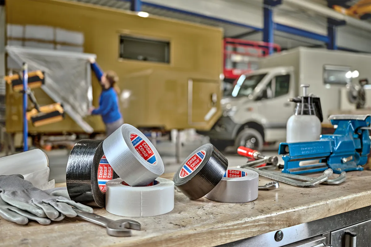 Neu bei RUDERER: tesa® – starke, präzise und nachhaltige Klebelösungen. (© RUDERER Klebetechnik GmbH)