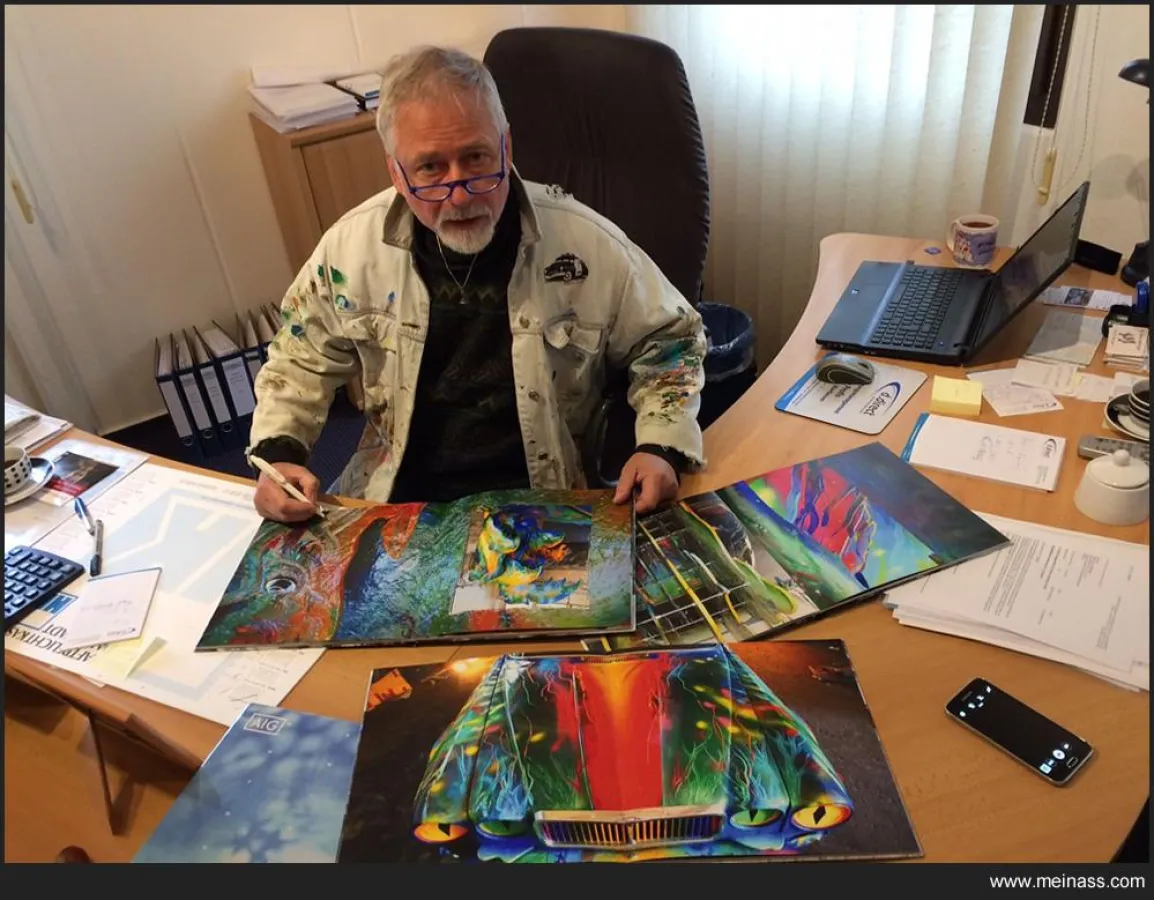 Künstler Friedhelm Meinaß beim Signieren der Vorauflage des Bildbandes im Verlag