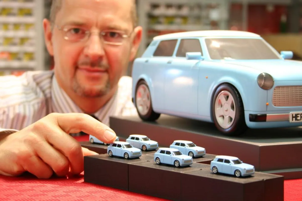 Initiator Klaus Schindler mit dem ersten Designmodell des newTrabi