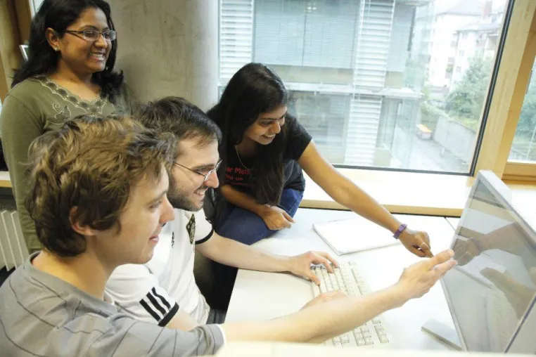 Bild: Studierende entwickeln Apps: Neuer Studiengang Informatik an FH Frankfurt qualifiziert für mobile Endgeräte