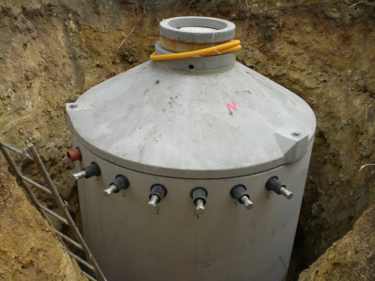 Nach Einbau wird der Pufferspeicher über gedämmte Rohrleitungen in die Gebäudetechnik eingebunden.