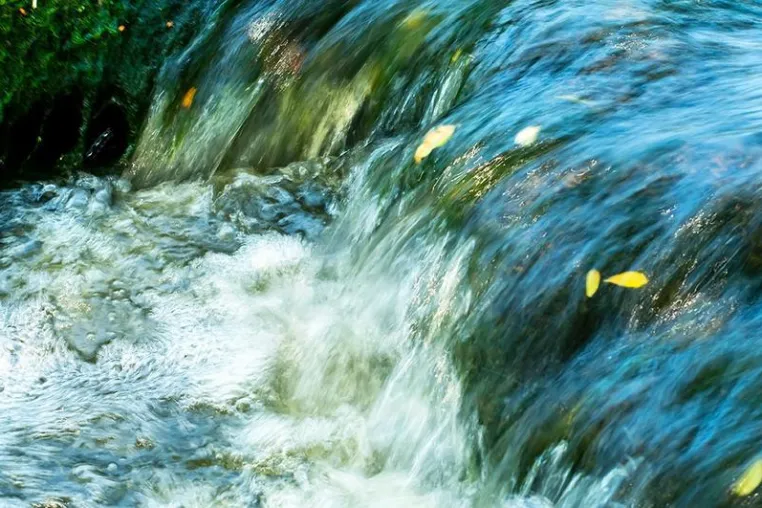 Bild: Wasser – wertvoll und schützenswert! Beschleunigte Elektronen helfen bei der Aufbereitung.