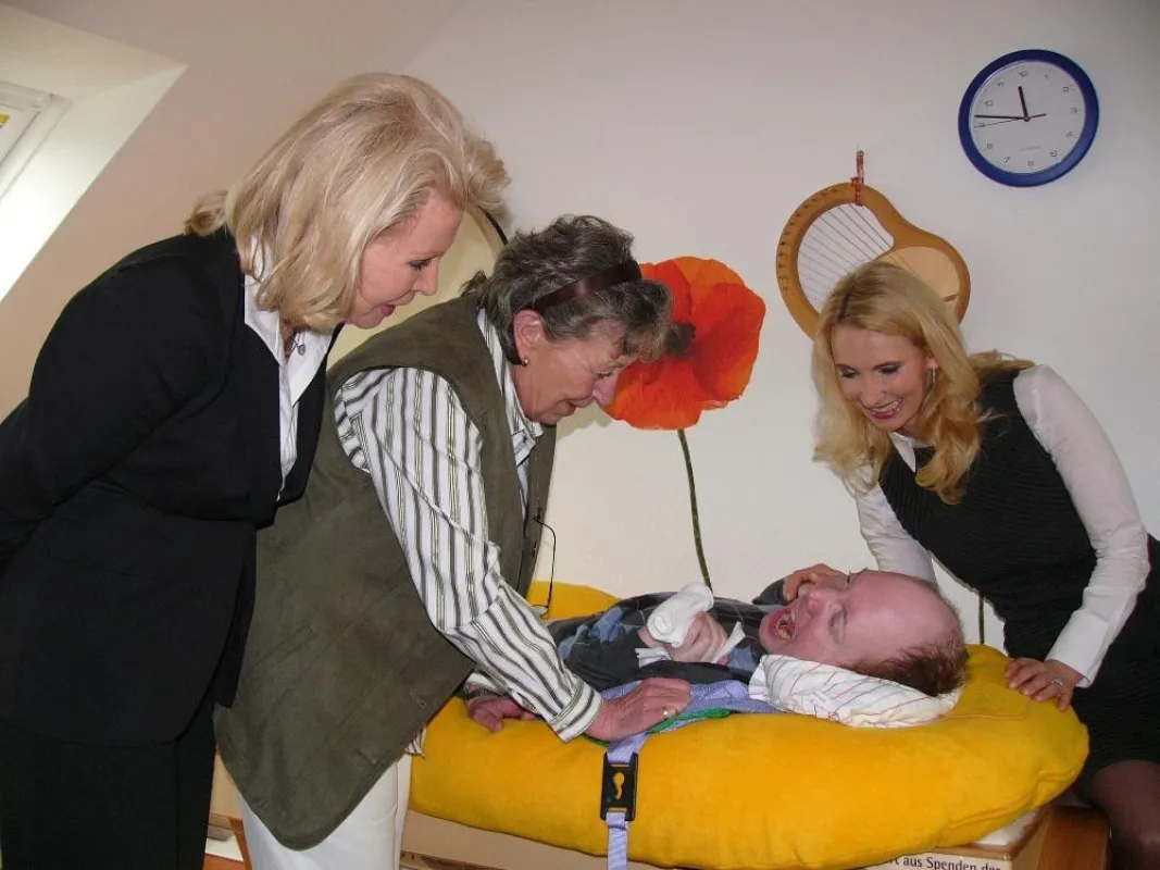 Mathias B. entspannt auf der Klangliege, die von der Hannelore Kohl Stiftung an das Casa Vitae im Klarastift übergeben wurde