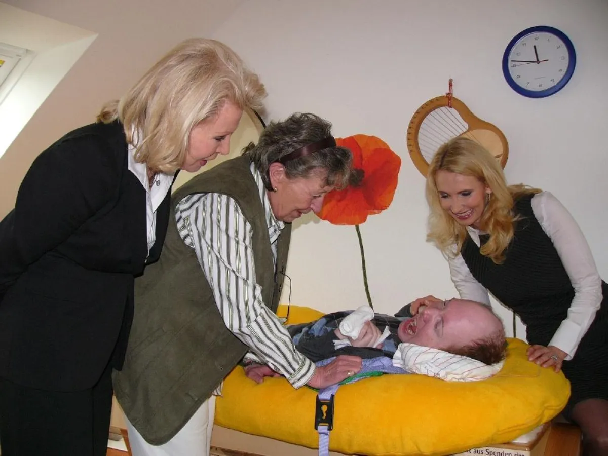 Mathias B. entspannt auf der Klangliege, die von der Hannelore Kohl Stiftung an das Casa Vitae im Klarastift übergeben wurde