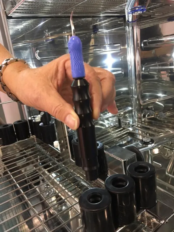 Anbringung des Cavitron Insert Adapters auf der Thermodesinfektor Schiene