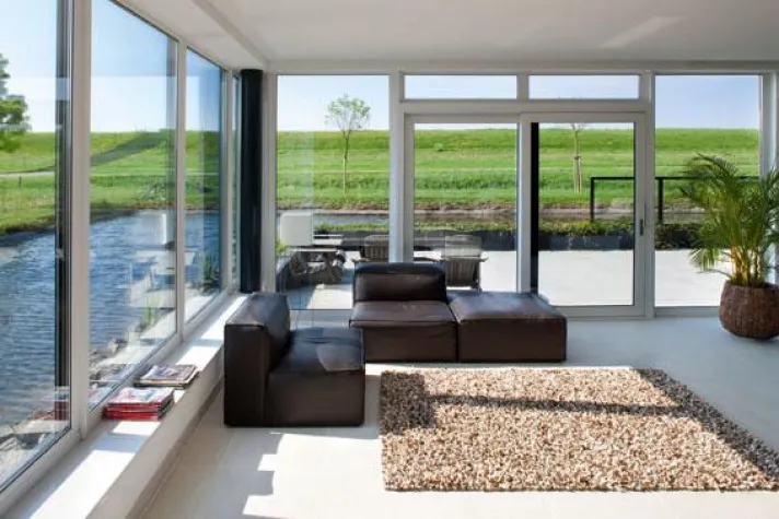 Bild: Großflächige Fensterfront und beste Dämmwerte – Küstenobjekt mit Fensterprofilen von Inoutic