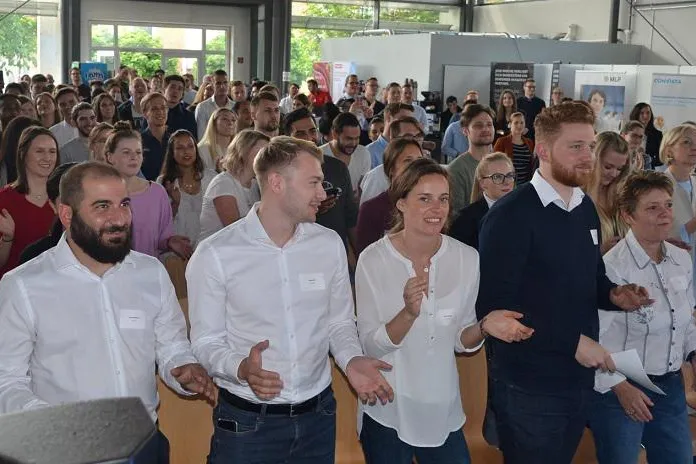 Bild: HdWM mit erfolgreicher Kontaktmesse: Studierende nutzten Gespräche mit Vertretern der Partnerunternehmen