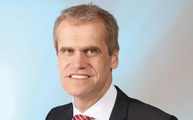 Bild: Übernahme der Geschäftsführung durch Ralf Schneider