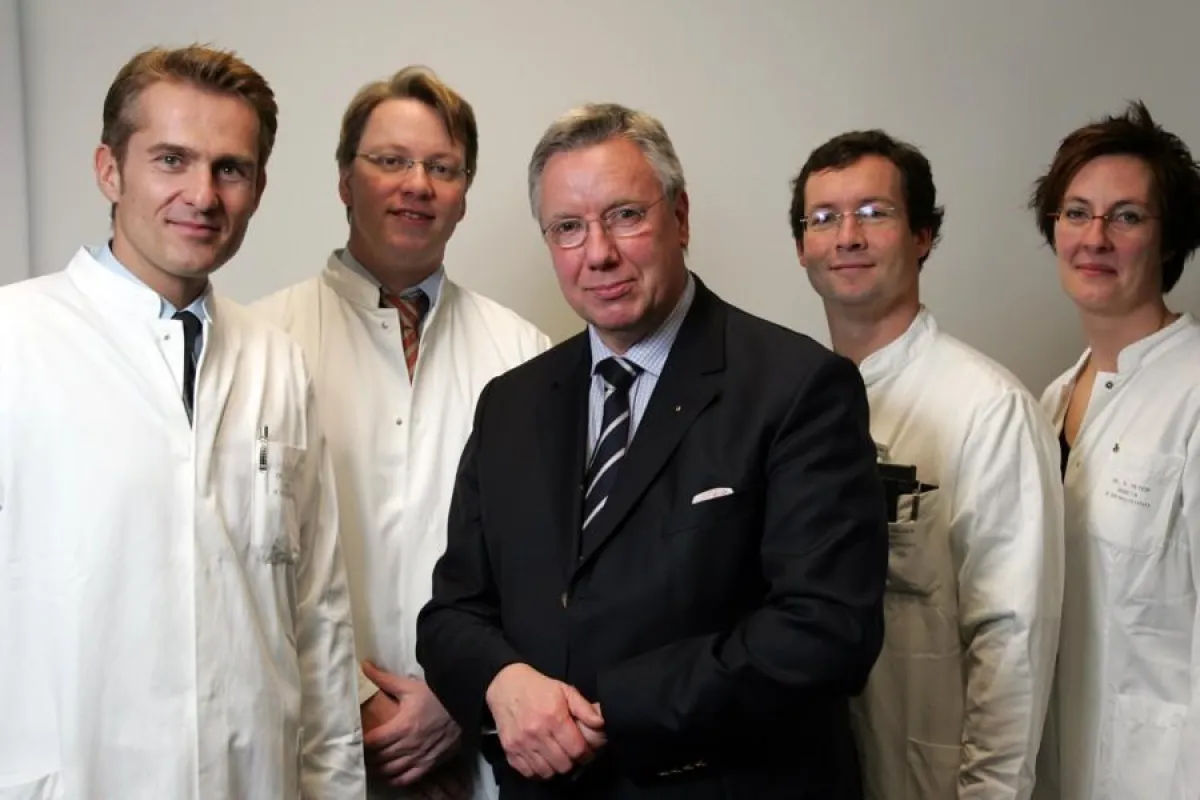 Professor Dieter Jocham und sein Team: Priv.-Doz. Dr. med. Ingo Kausch (von links), Priv.-Doz. Dr. med. Christian Doehn, OA Dr. med. Oliver Walden, OÄ Dr. med. Melanie Peter.