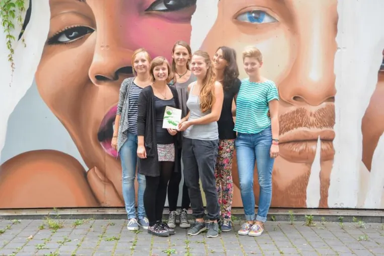 'Refugees Welcome' in Frankfurt / Studentinnen der Hochschule erstellen 'Willkommens-Broschüre' Bild: 'Refugees Welcome' in Frankfurt / Studentinnen der Hochschule erstellen 'Willkommens-Broschüre'