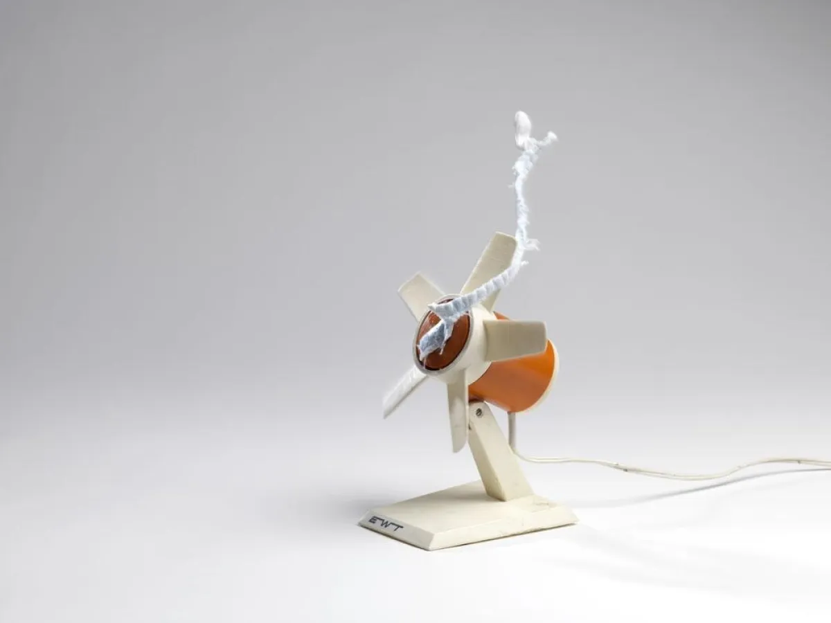 Erik Steinbrecher, ohne Titel, (EWT), 2010, Ventilator, Stoff, Zeitschaltuhr. Foto: Jens Ziehe