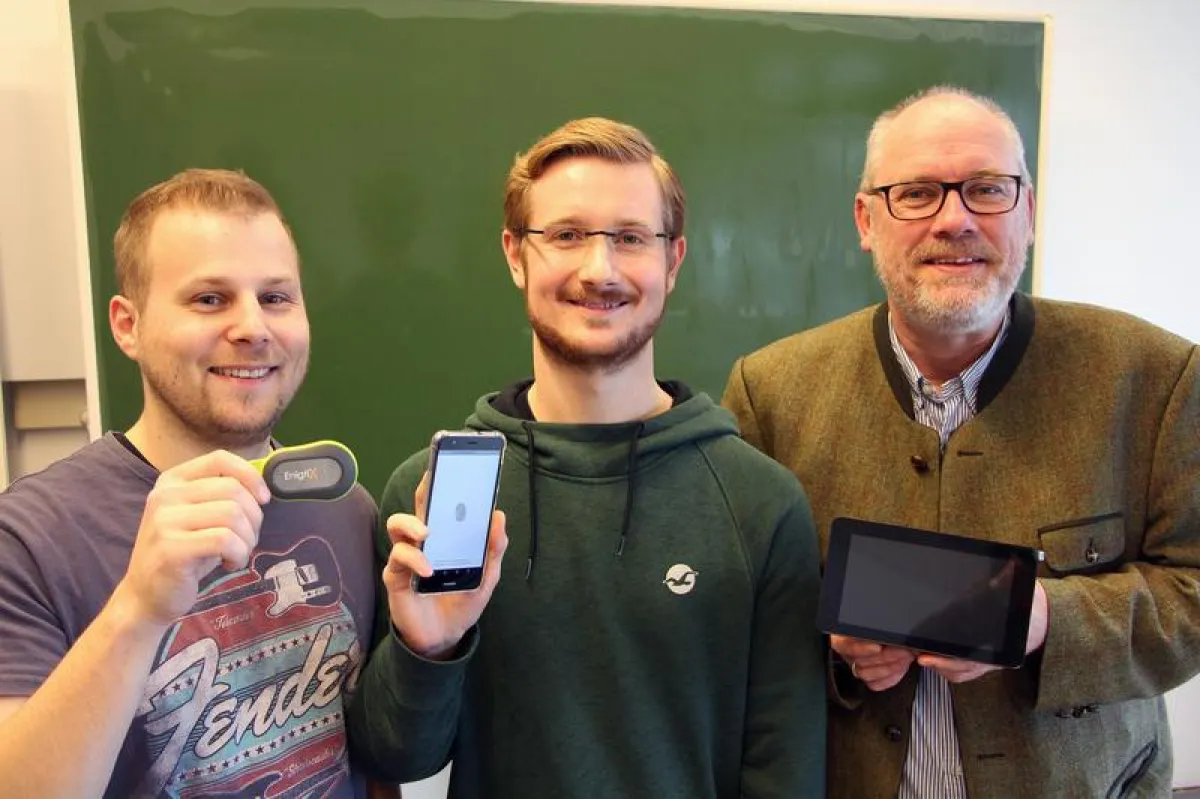Diese drei Männer haben Enigtix an der Westfälischen Hochschule zum Prototypen entwickelt, v.l.n.r.: Masterstudent Philip Ridder, Masterstudent Jeroen Schäfer, Prof. Dr. Udo Jorczyk. (Foto: WH/BL, Abd