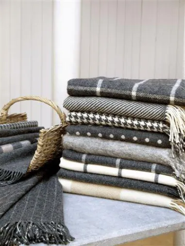 Bild: Foxford Lambswool Decken - traditionell irisch mit modernem Design