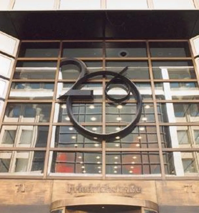 Die Klinik findet sich jetzt im bekannten Quartier 206 in Berlin-Mitte.