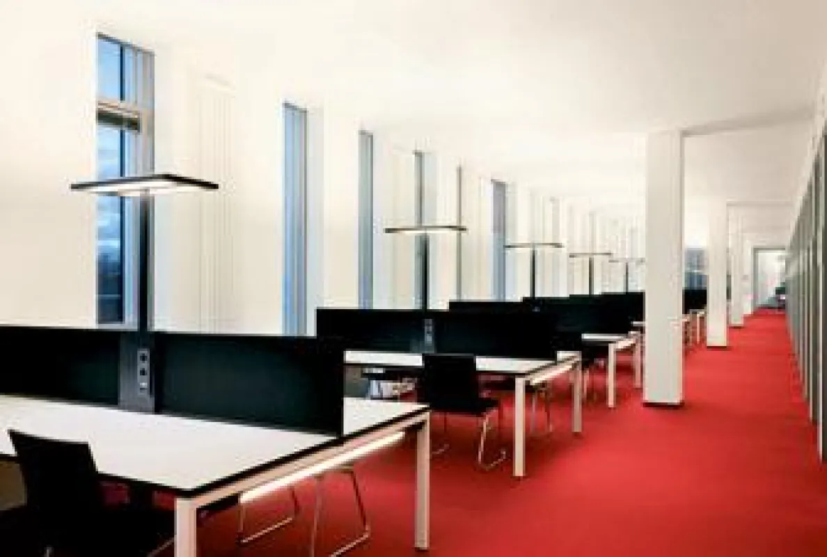 Licht für Sonderanwendungen: Die superflache Stehleuchte der Serie SL 624 mit Mikroprismentechnik von SPITTLER in der Bucerius Law School / Hamburg