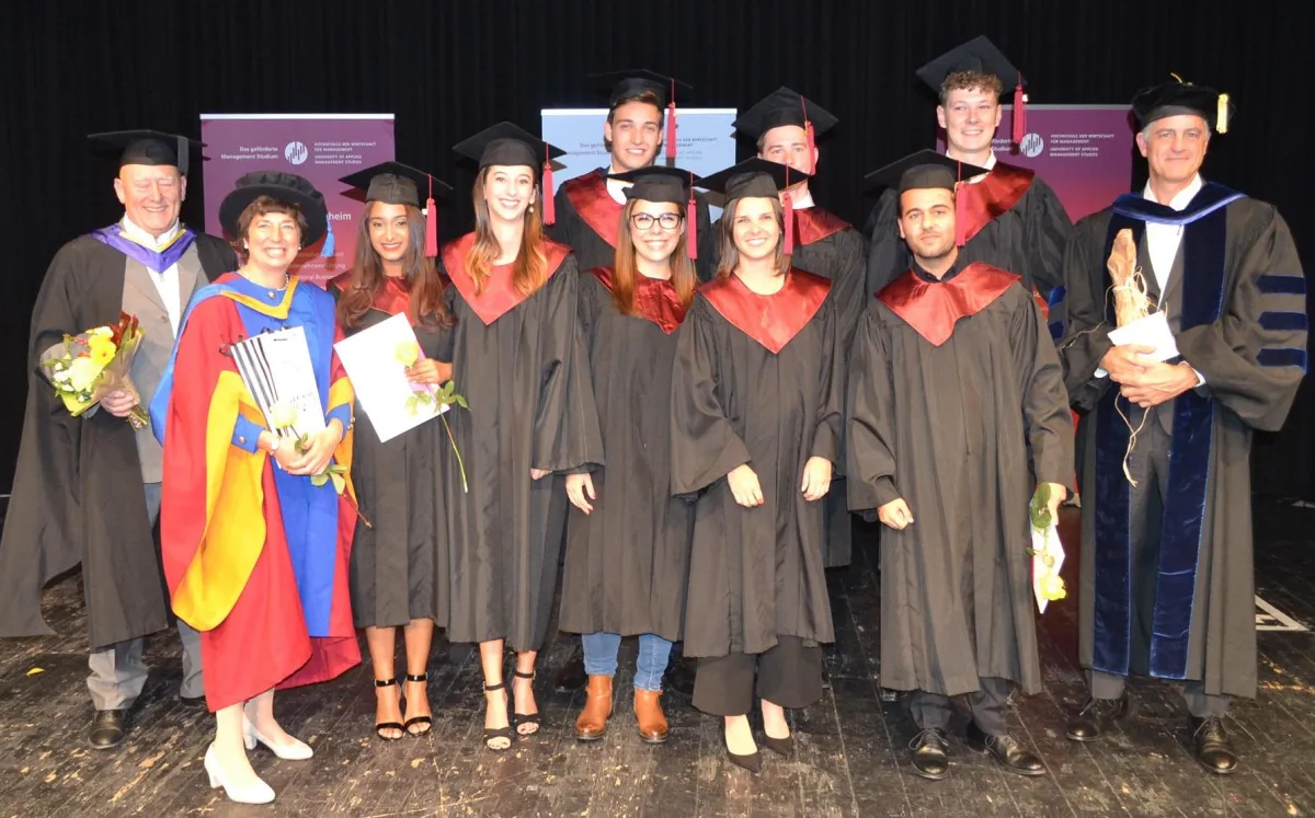 MIB: Prof. Roy J. Jenkins (li.), Prof. Dolores Sanchez Bengoa, Absolventen, Prof. Michael Cofrin.