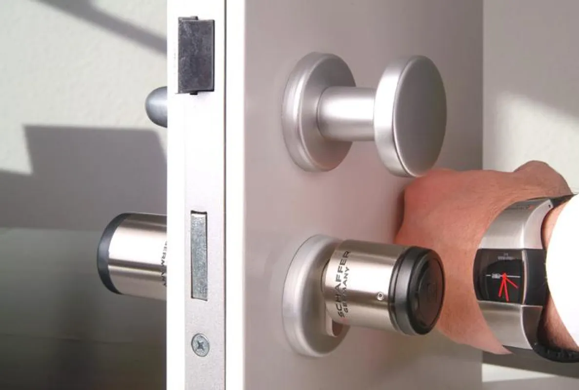 Die 21st Century Watch von HSchaffer öffnet die Haustür, ausgestattet mit dem Home Protector