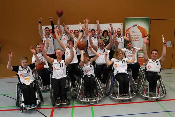 Bild: Basketballer vom RSC feiern Meisterschaft in neuen Trikots