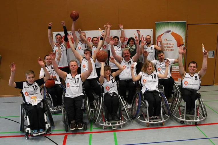 Basketballer vom RSC feiern Meisterschaft in neuen Trikots Bild: Basketballer vom RSC feiern Meisterschaft in neuen Trikots