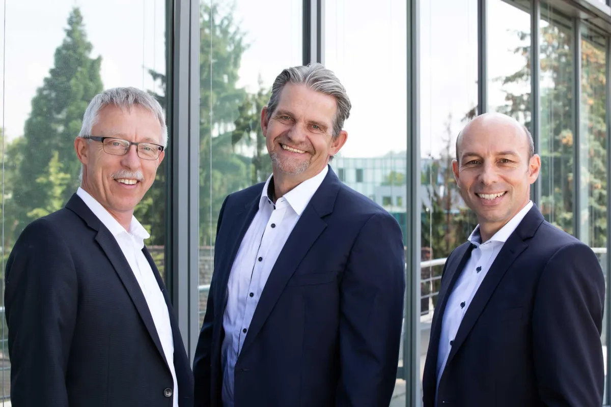 (Von li.) Vorstandsvorsitzender Martin Heyn, Vorstand Thomas Groene, Vorstand Rüdiger Sickenberg (© SCHULTHEISS Wohnbau AG)