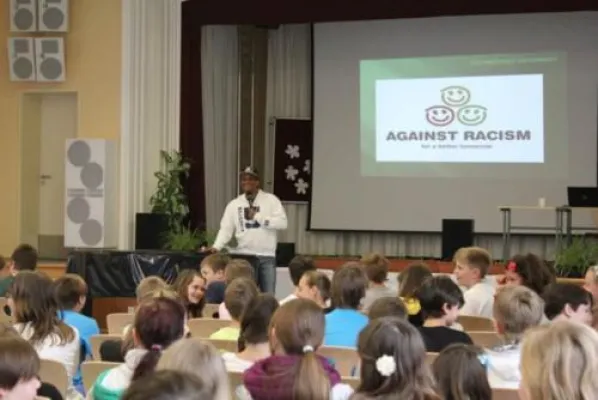 Bild: „Against Racism“: Musiker „2schneidig“ engagiert sich mit Antirassismusprojekt an Rostocker Schule