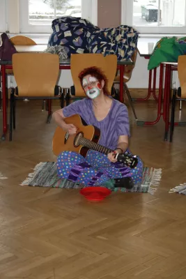 Bild:  Für die Energiewende: HanseWerk-Tochter ElbEnergie schickt Umweltclownin zu Kindern im Landkreis Harburg