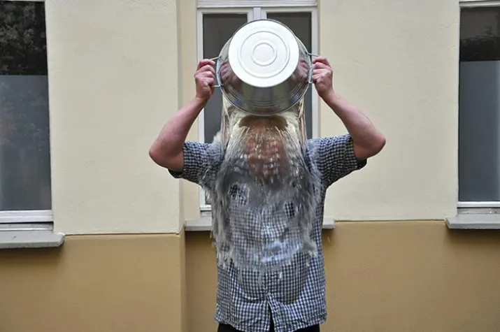 „Eimerduschen“ mit Robert Rescue Bild: „Eimerduschen“ mit Robert Rescue